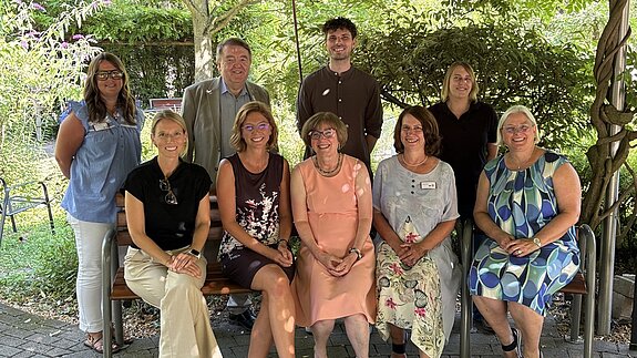 Gruppenbild der Ministerin Sabine Bätzing-Lichtenthäler mit Mitarbeitenden der beteiligten Organisationen