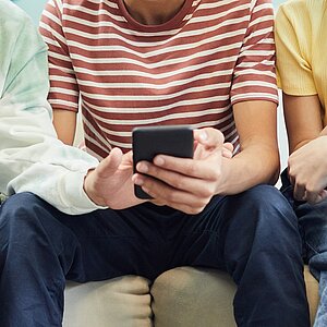 Smartphone in Kinderhänden