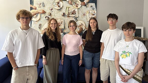 Gruppenbild der 4 Auszubildenden mit den bestehenden Auszubildenden