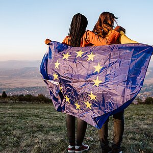 Symbolbild: Menschen mit Europa-Flagge